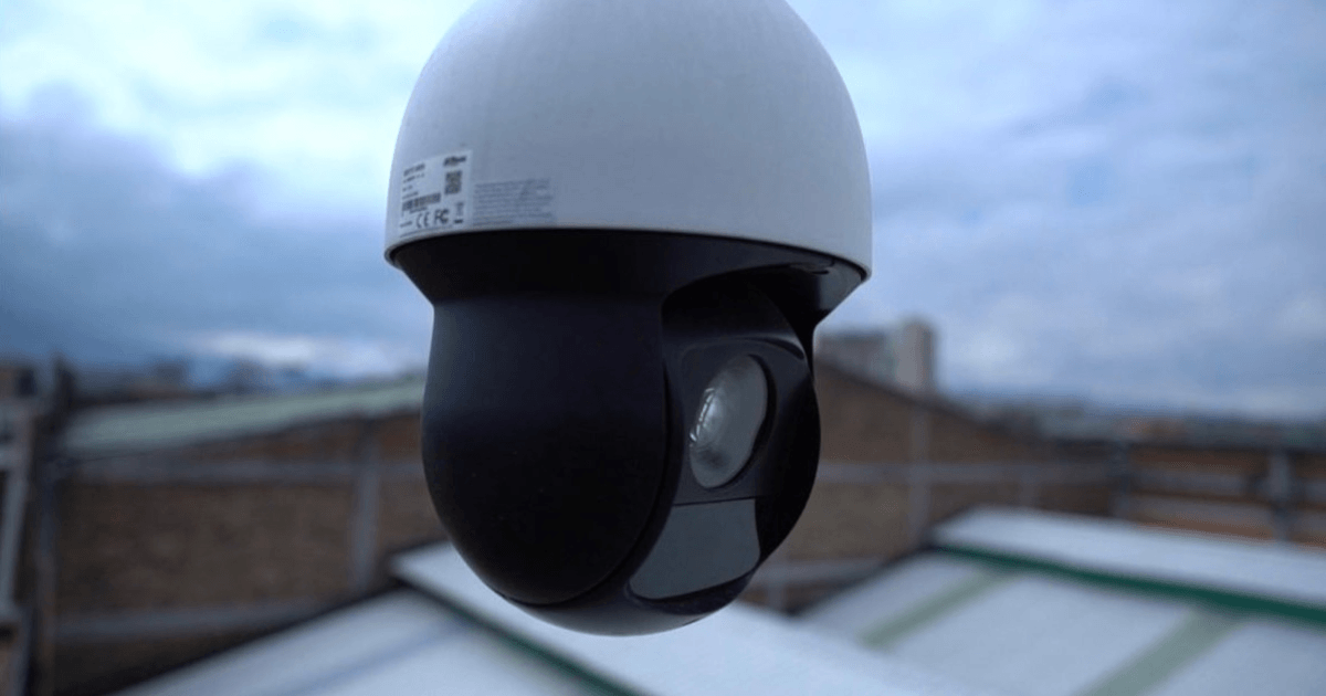 Cámara de seguridad instalada en una casa en Bogotá.