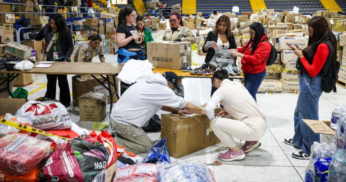 Personas clasificando ayudas humanitarias en el Palacio de los Deportes