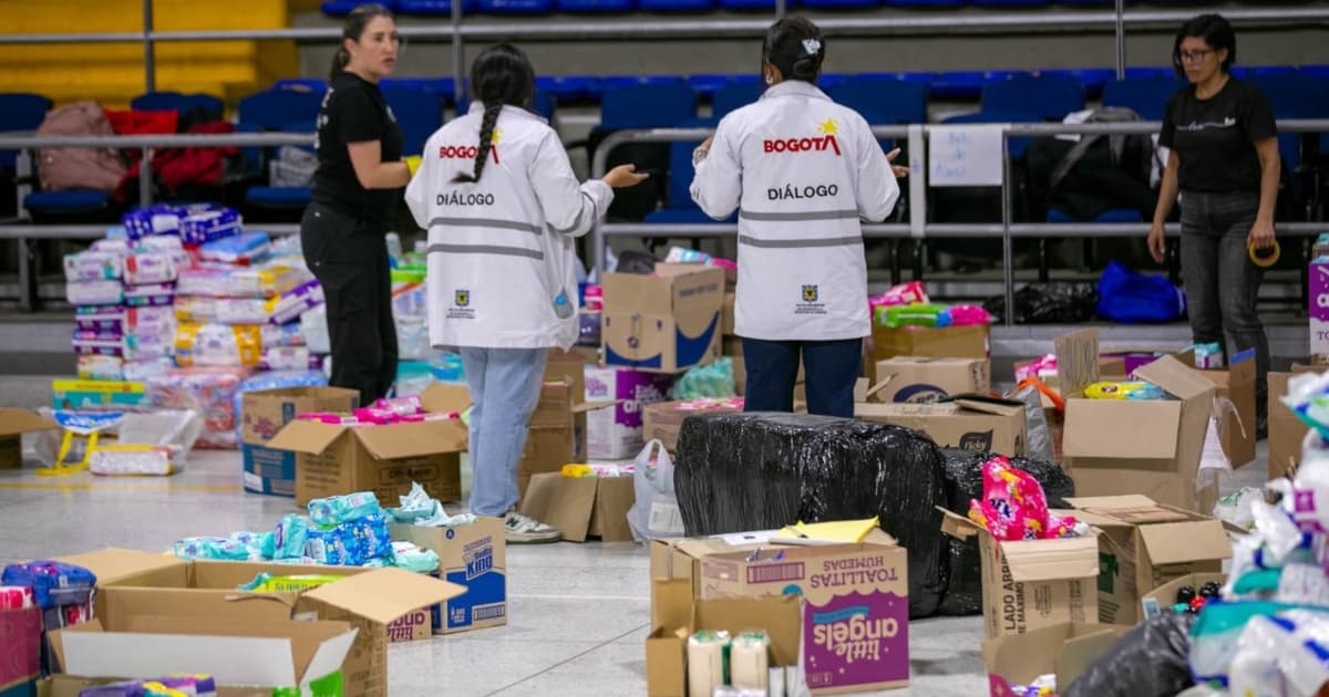 Personal de la Secretaría de Gobierno revisando las donaciones de los bogotanos para los habitantes afectados por el terremoto