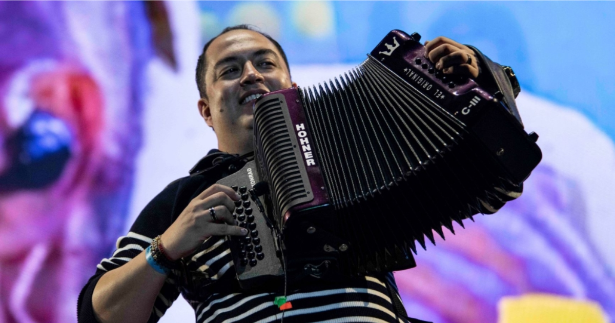 Imagen de un hombre tocando acordeón en Festival Vallenato al Parque.