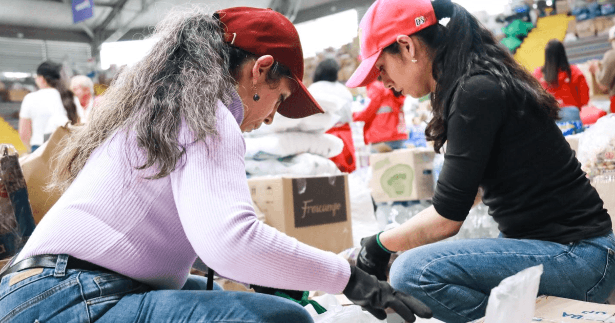 Mujeres voluntarias empacando cajas en una vivienda en Bogotá.