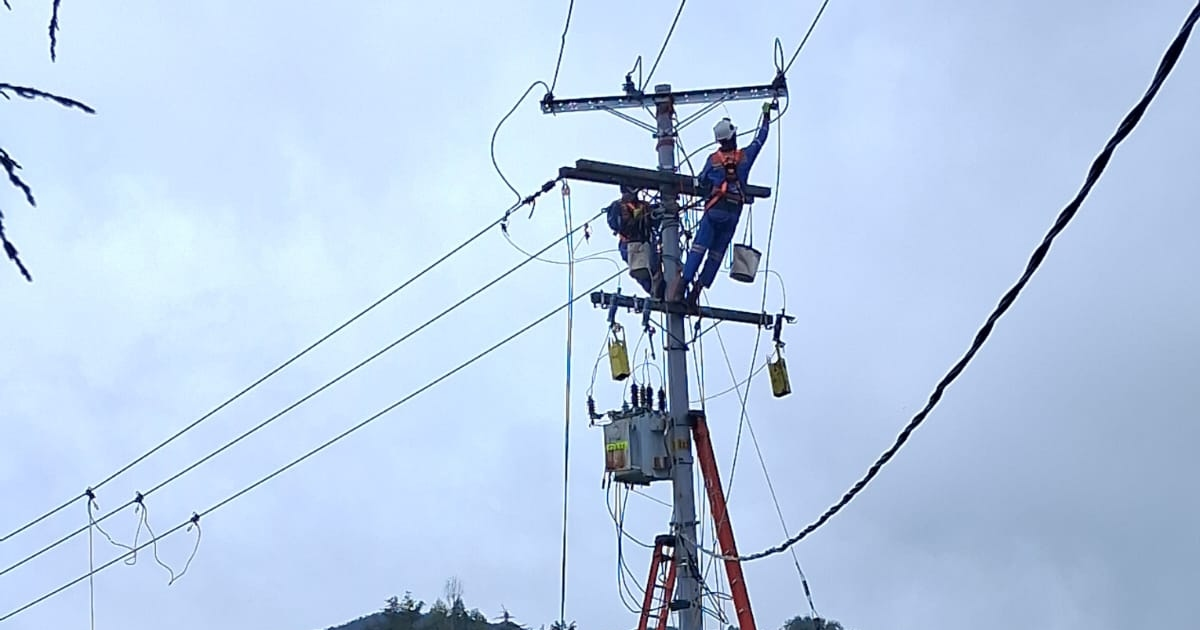 Foto que muestra dos personas con el uniforme de Enel Colombia trabajando en una antena de energía