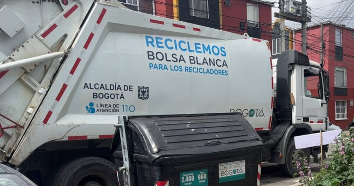 Foto que muestra un carro recolector de basura 