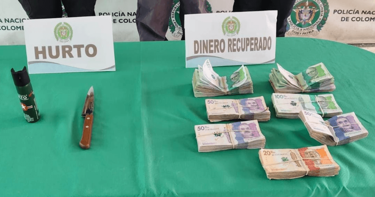 Gas pimienta y cuchillo utilizado para el hurto, junto al dinero recuperado por la Policía.