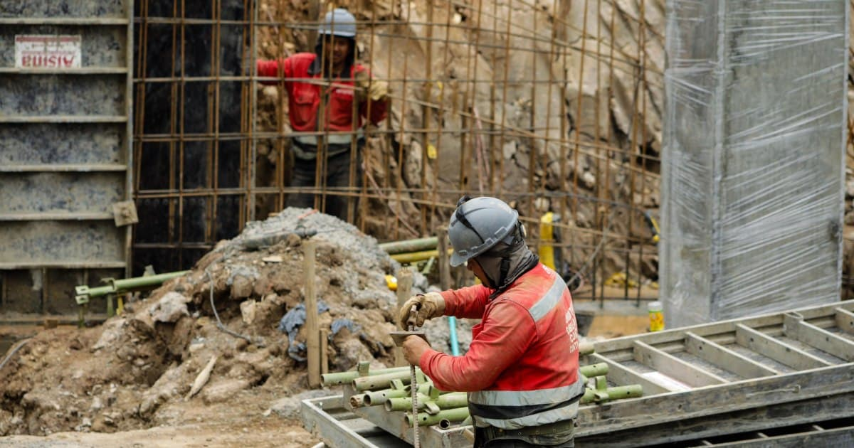 Foto de personas trabajando en una obra de Bogotá