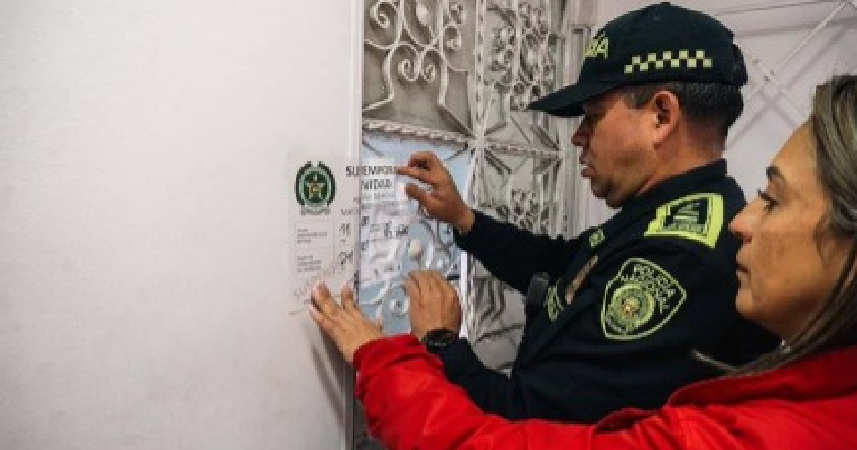Policía y autoridades sellando un establecimiento estético en el barrio Venecia, al sur de Bogotá.