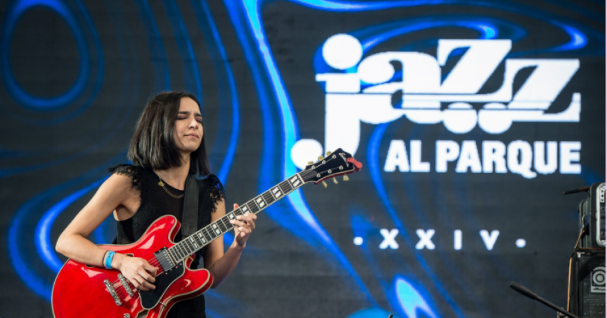 Imagen de una mujer tocando una guitarra eléctrica en Jazz al Parque.