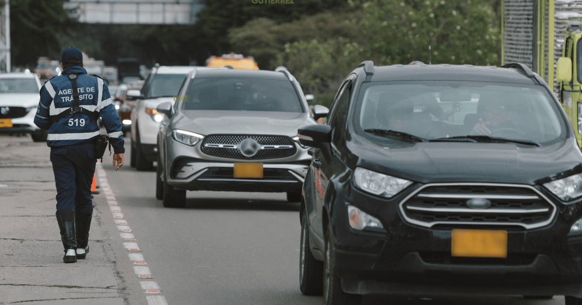 Vehículos transitando por Bogotá.