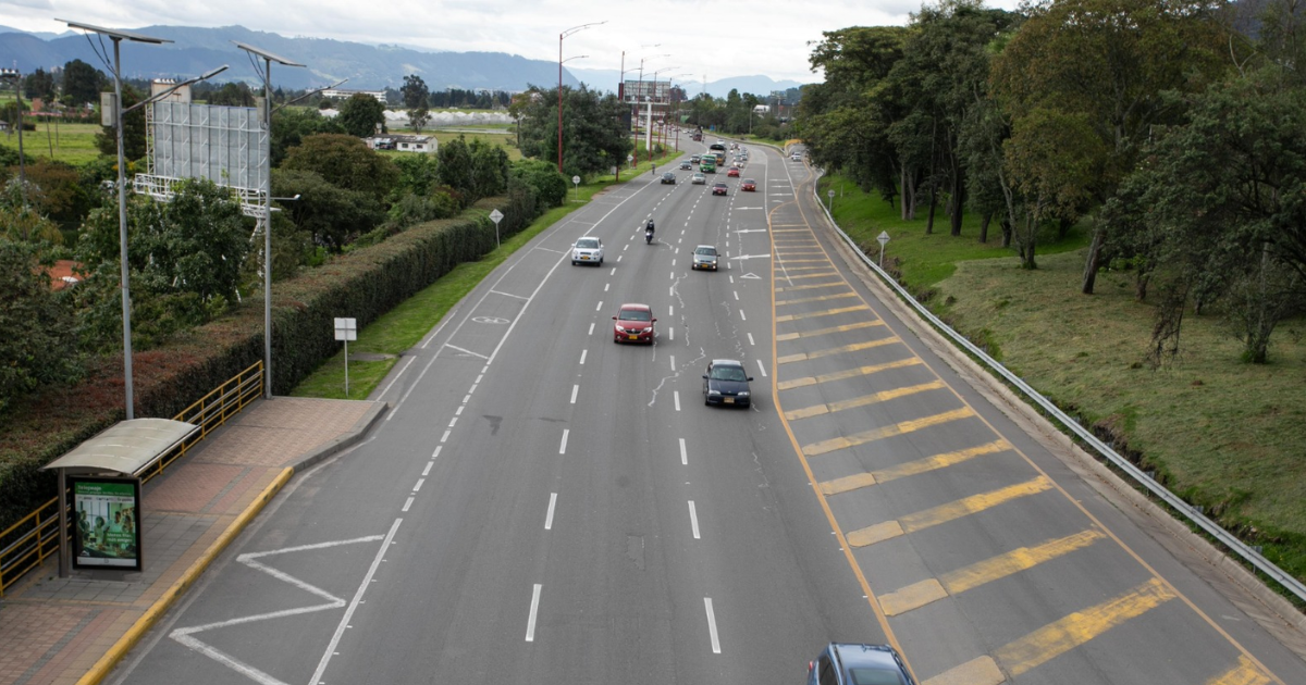 Foto que muestra vehículos andando por las calles