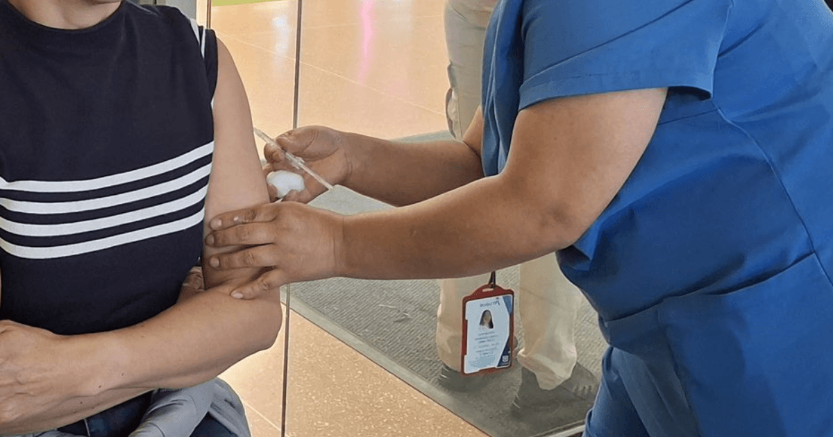 Mujer recibiendo una vacuna.