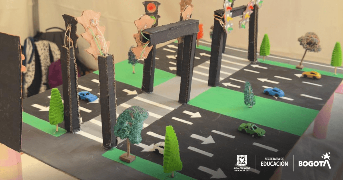 Imagen gráfica que muestra una maqueta con carros y árboles 