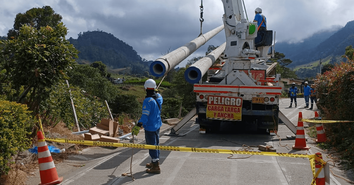 Trabajadores de Enel en labores de mantenimiento de la infraestructura eléctrica.