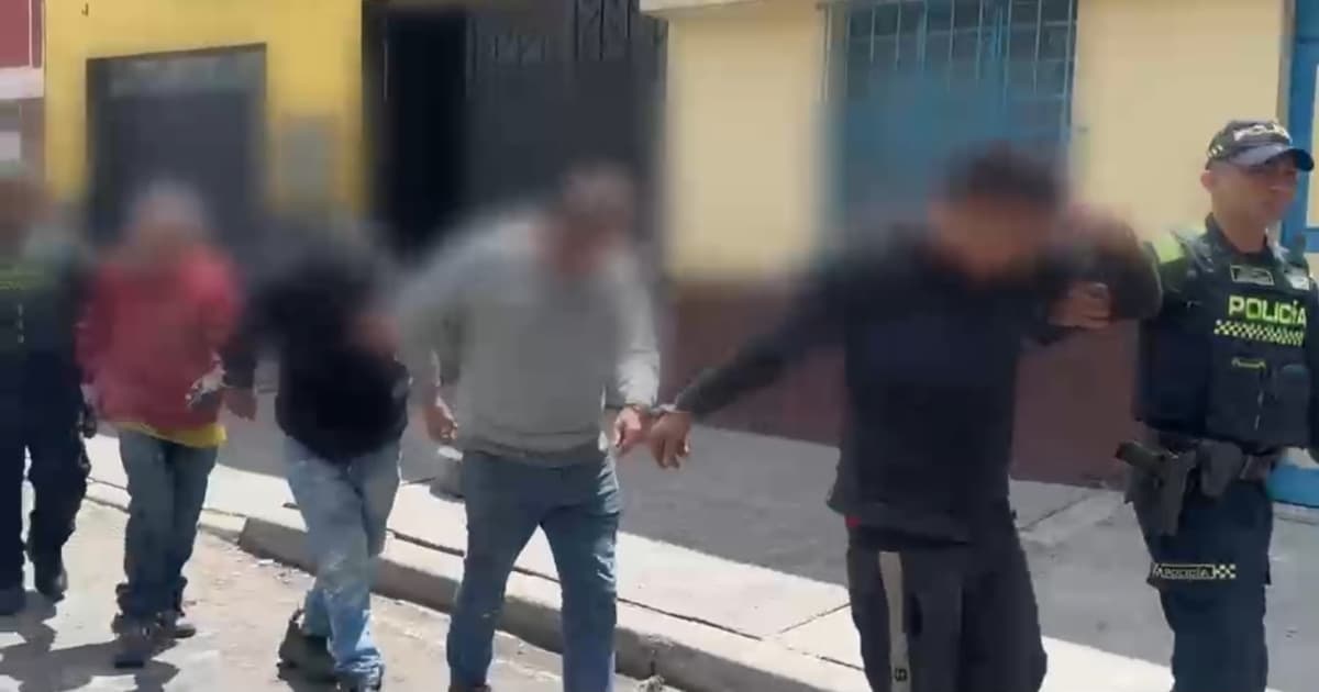 Cuatro hombres capturados y esposados