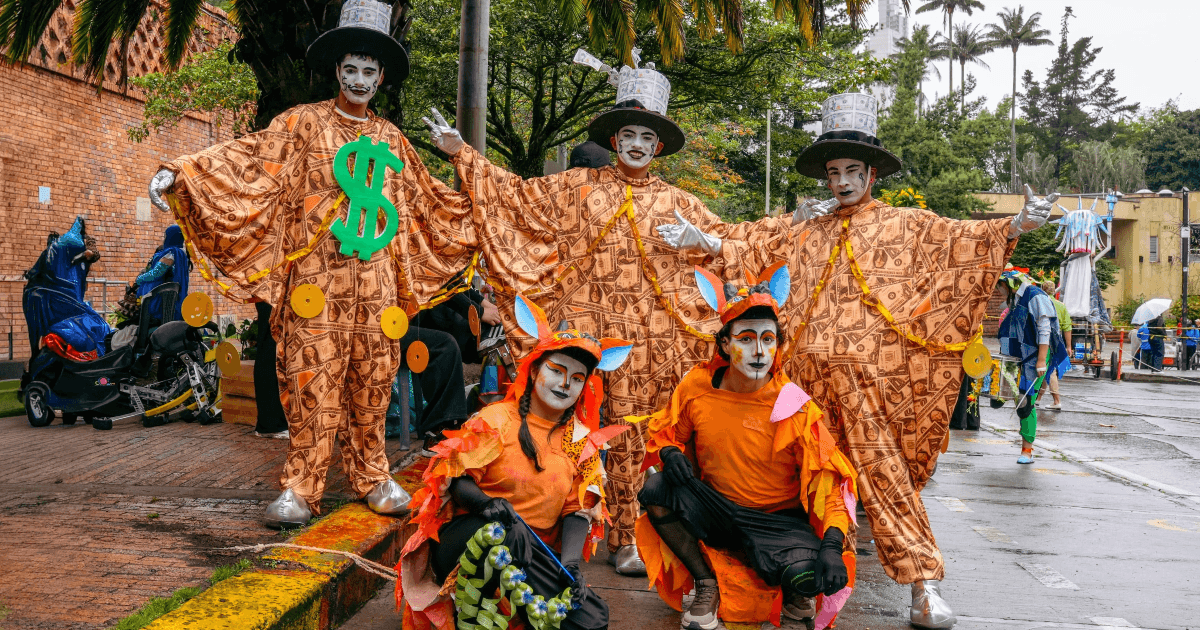 Artistas preparados para participar en el Desfile de Comparsas.