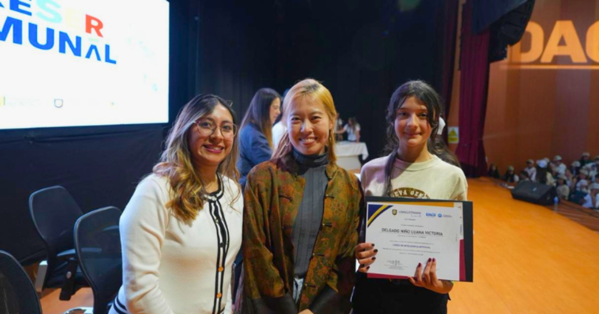 Tres mujeres que hicieron parte de los cursos de idiomas.