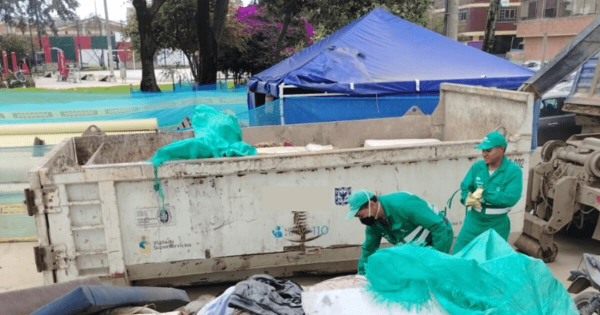 Foto que muestra personas levantando residuos en Bogotá
