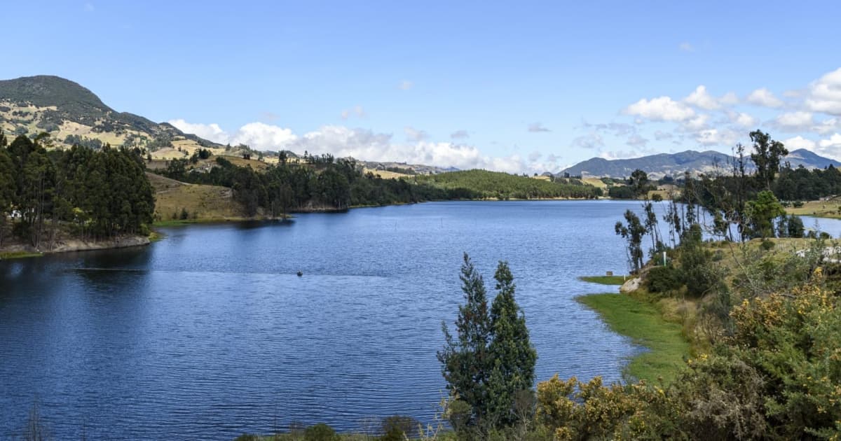Foto panorámica de un embalse de Cundinamarca.