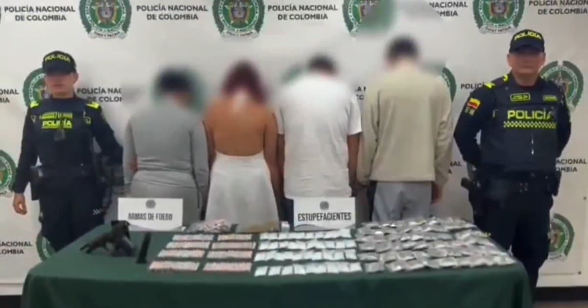 Captura de pantalla de video de cuatro personas detenidas en Bogotá
