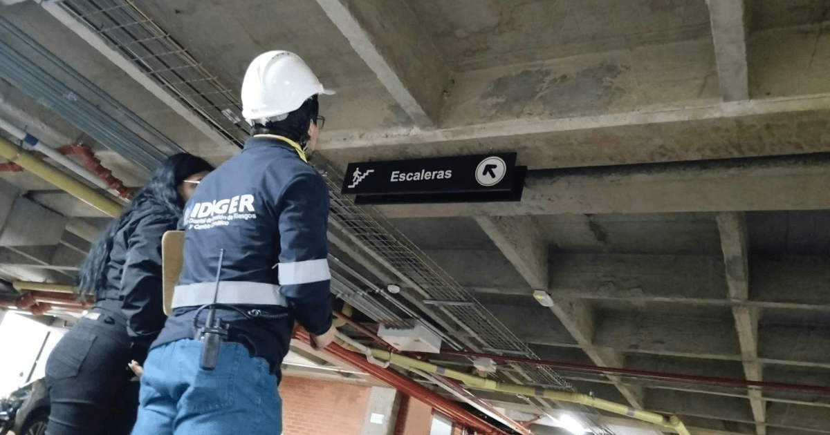 Personal técnico del IDIGER realiza una inspección en el interior de una edificación de Bogotá.