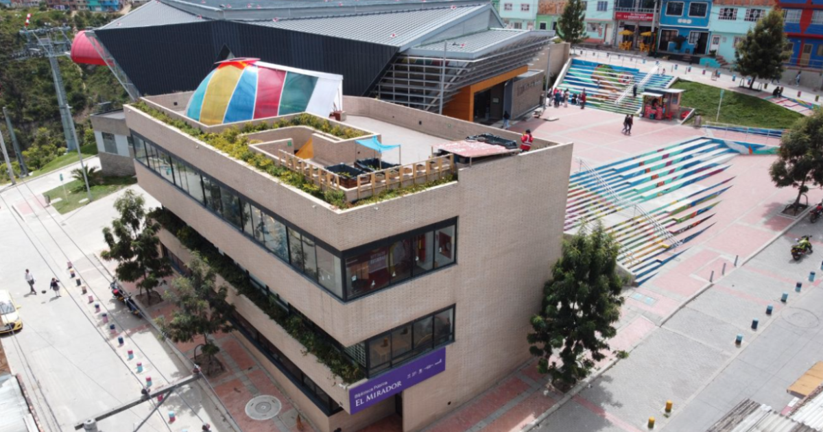 Imagen exterior de Biblioteca Pública 'El Mirador'.
