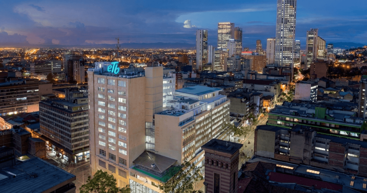Foto que muestra edificios y las letras de la ETB.