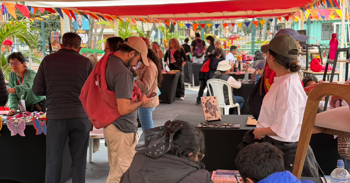 Foto de una feria de emprendedores en Bogotá.