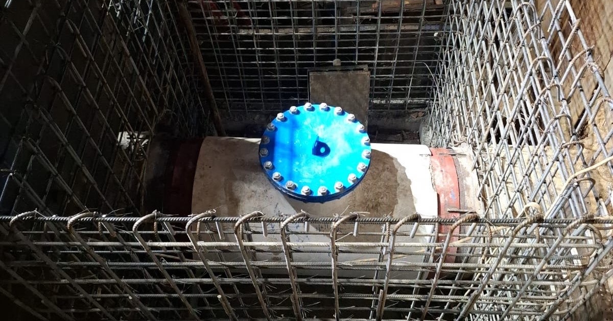 Foto que muestra una llave y un tubo en obra 