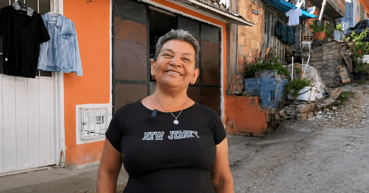Foto que muestra una mujer sonriendo 