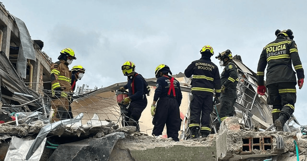 Foto de el Cuerpo Oficial de Bomberos de Bogotá apoyando en los escombros