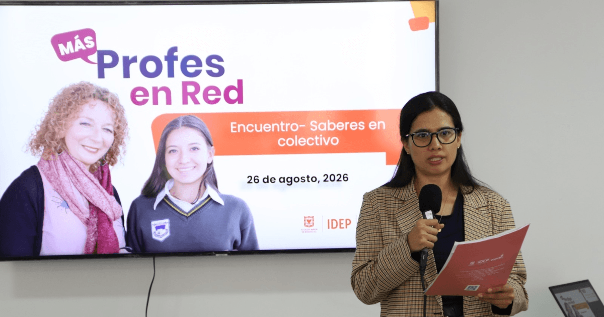 Foto que muestra una mujer hablando por un micrófono 