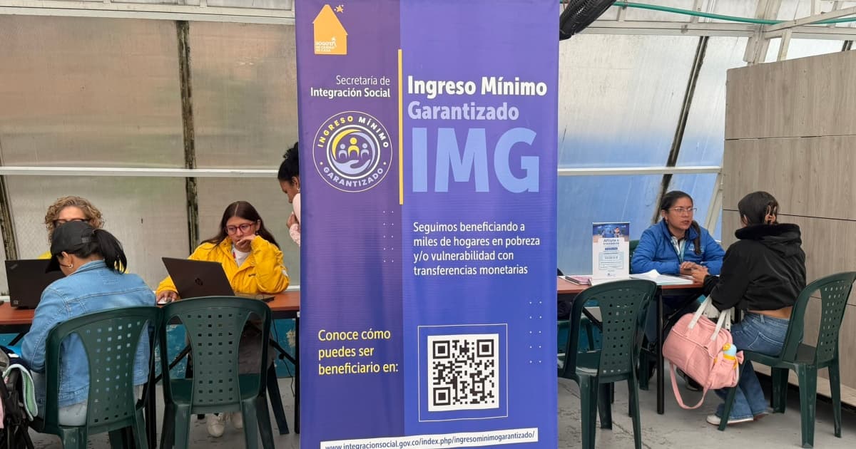 Personas de Integración Social atendiendo a población migrante