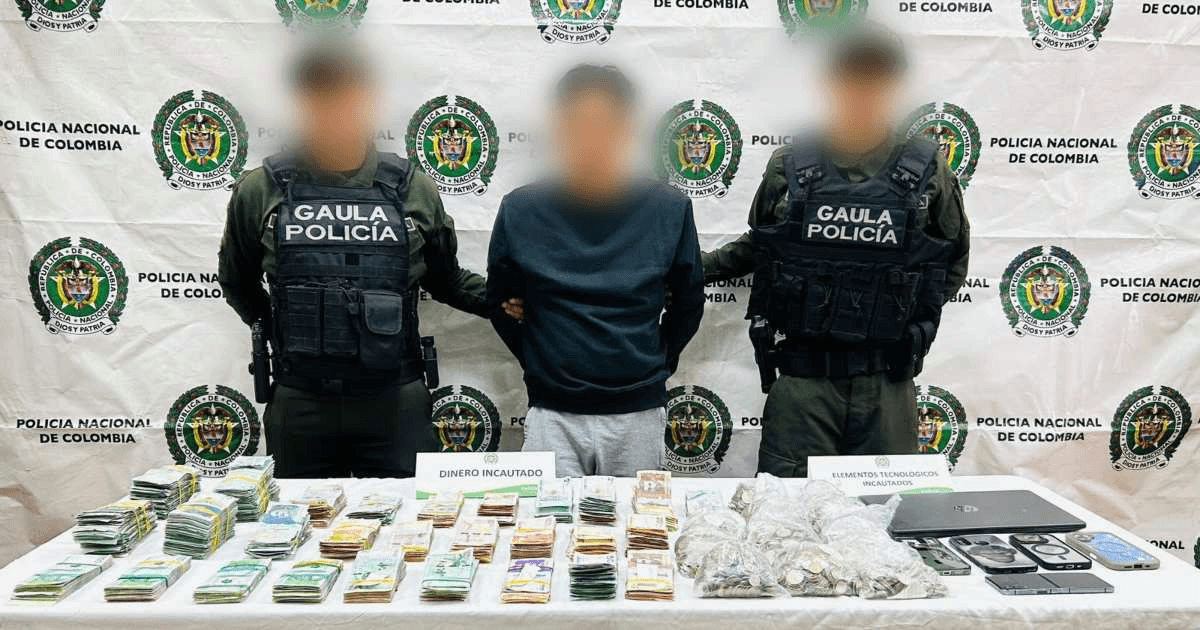 Foto que muestra un capturado con dos policías 