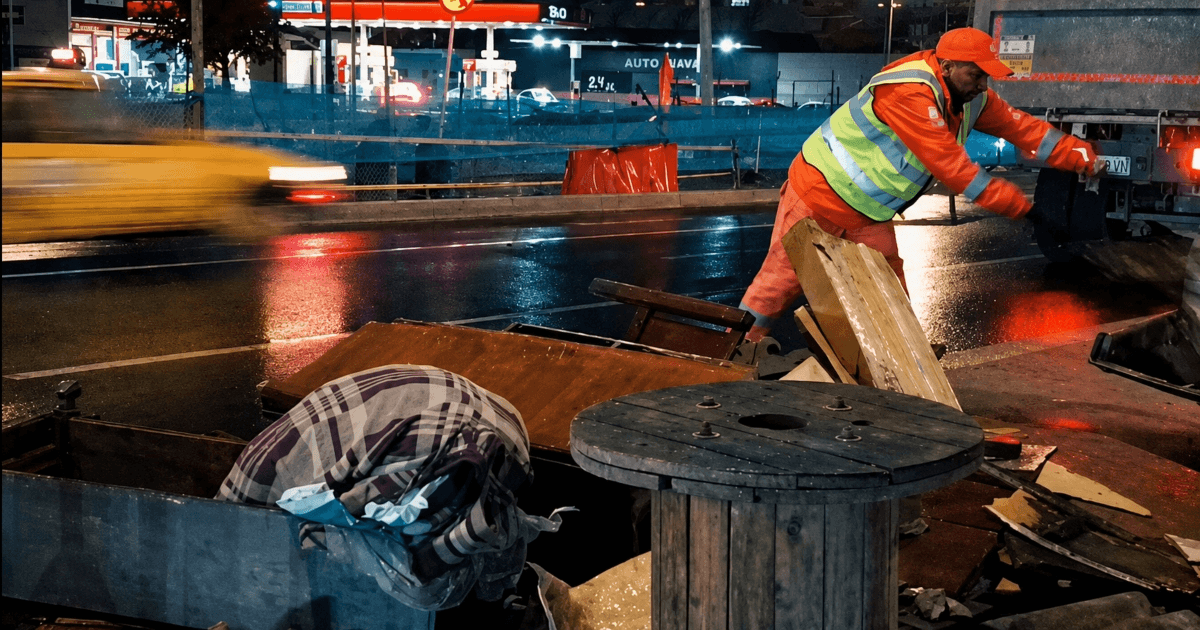 Foto que muestra una persona con el uniforme de Aguas Bogotá levantando residuos en la calle 