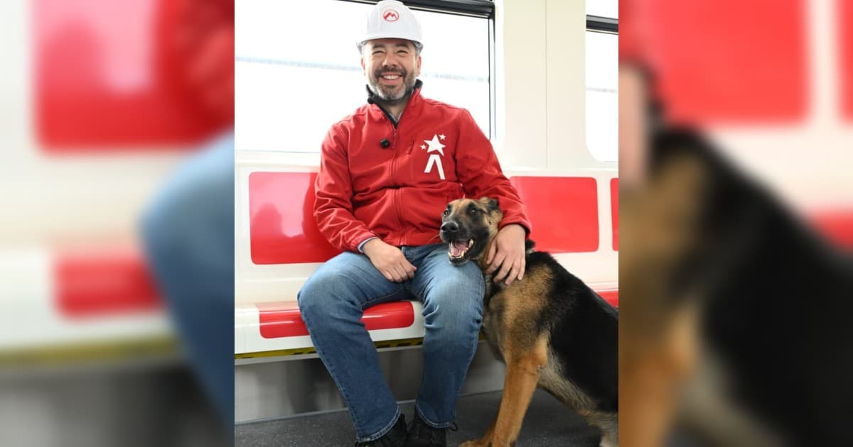 Foto del Alcalde Carlos Fernando Galán junto a un perro en el Metro