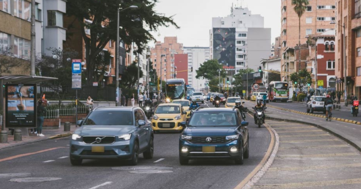 Foto que muestra vehículos andando por las calles 