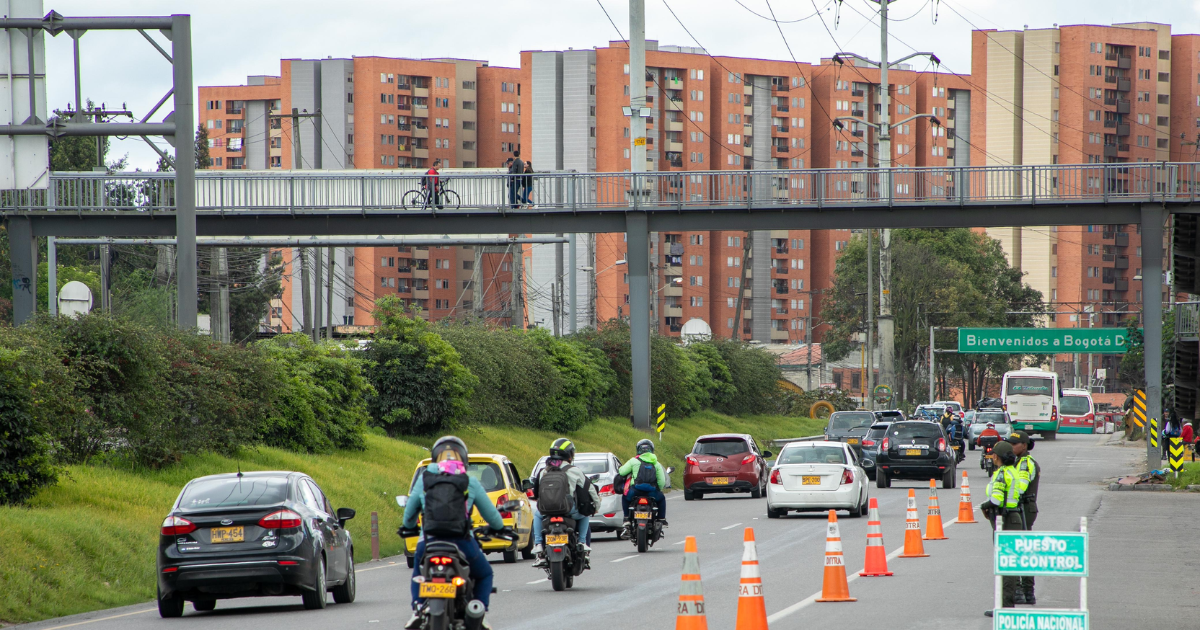 Foto que muestra vehículos andando por las calles