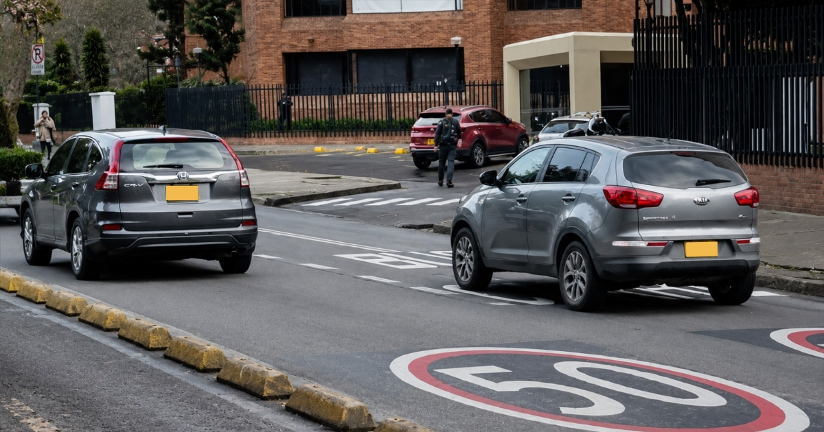 Foto que muestra vehículos andando por las calles