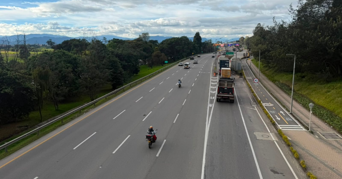 Foto que muestra vehículos andando por las calles 