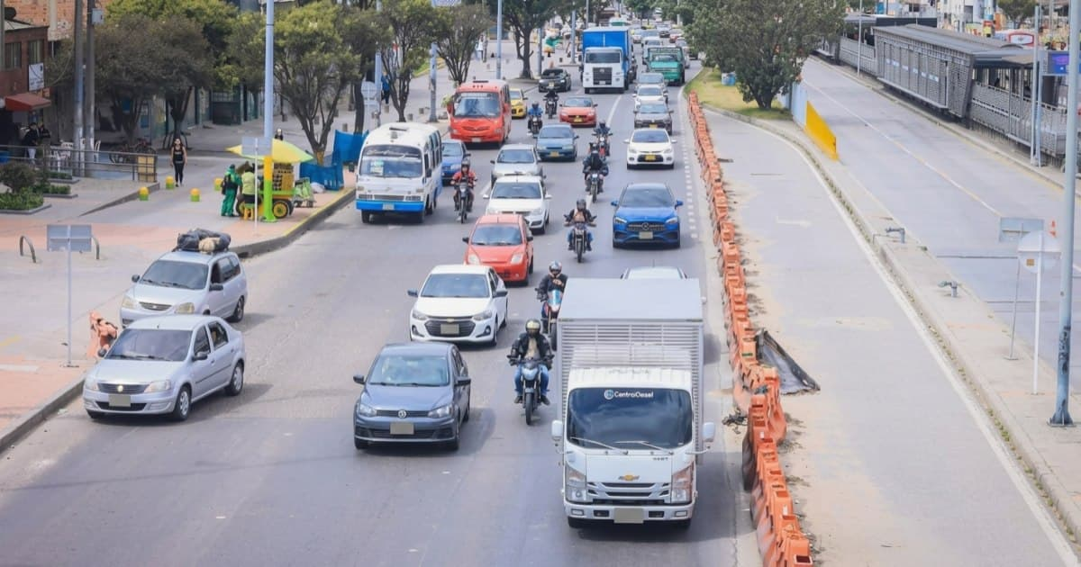 Foto de una vía de Bogotá donde hay distintos vehículos 