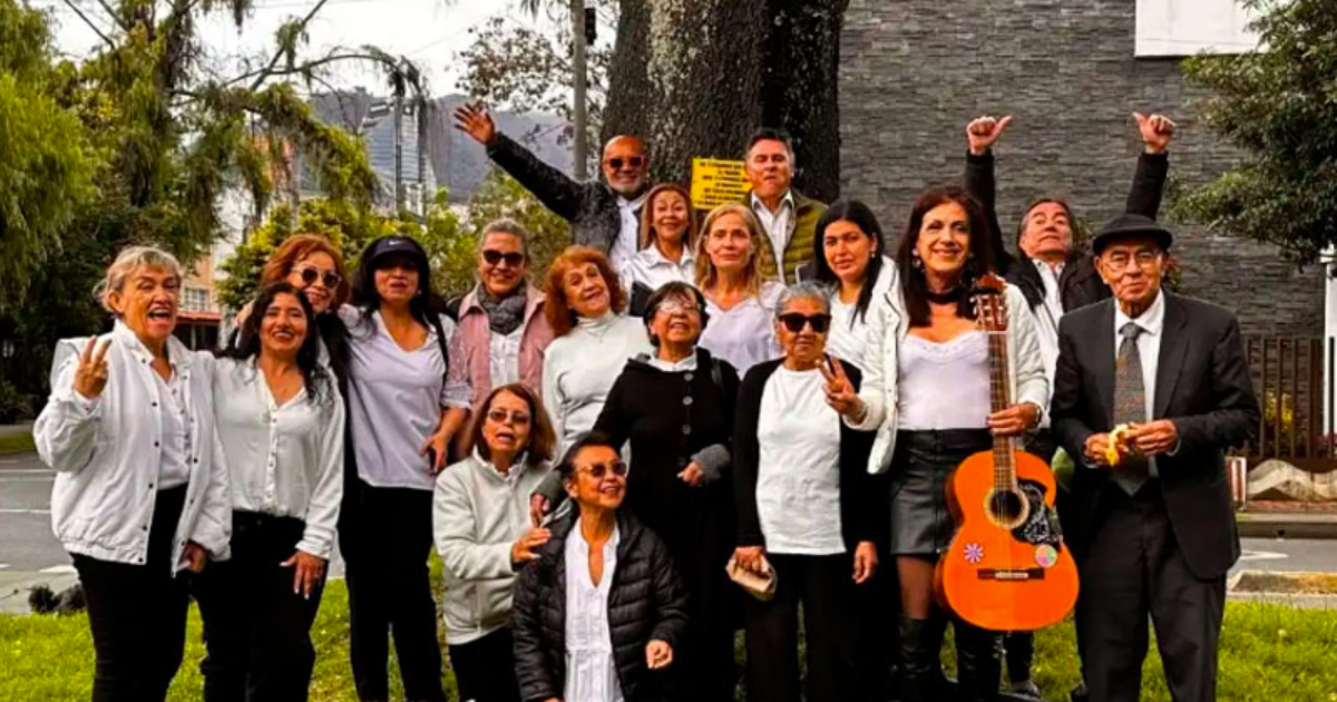 Imagen de varios hombres y mujeres integrantes del Coro Diverso Adultos de Teusaquillo.