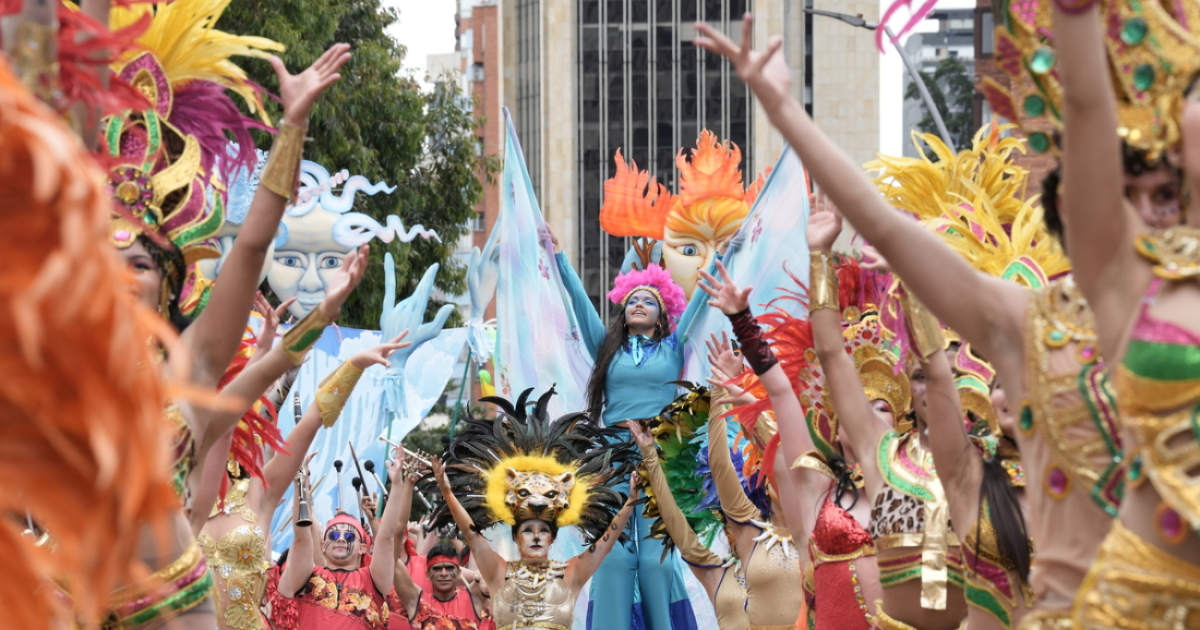 Imagen de varios artistas en las carrozas del Festival de Verano, de fondo se ve el edificio Torre Colpatria.