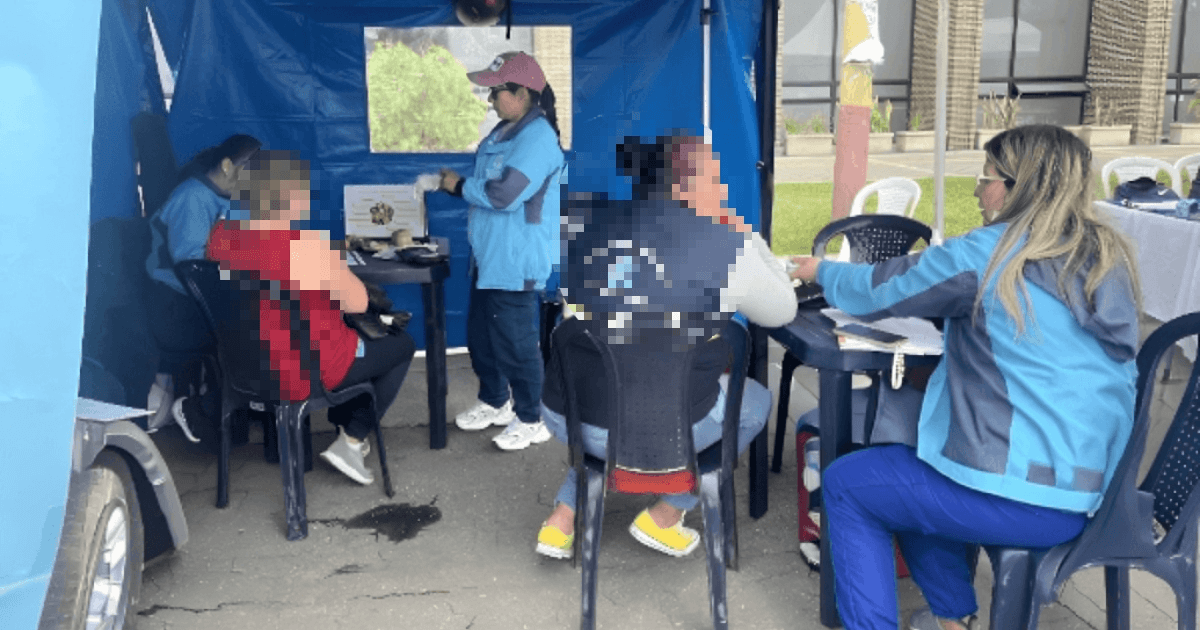 Foto que muestra personal de la Secretaría de Salud atendiendo a dos mujeres 