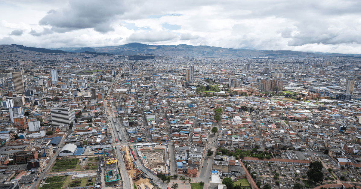 Vista aérea panorámica de Bogotá con alta concentración de edificaciones residenciales y comerciales.