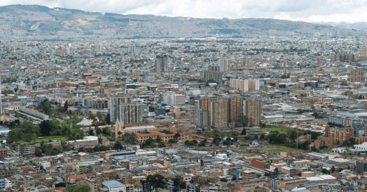 Foto panorámica de Bogotá que muestra árboles y edificios 