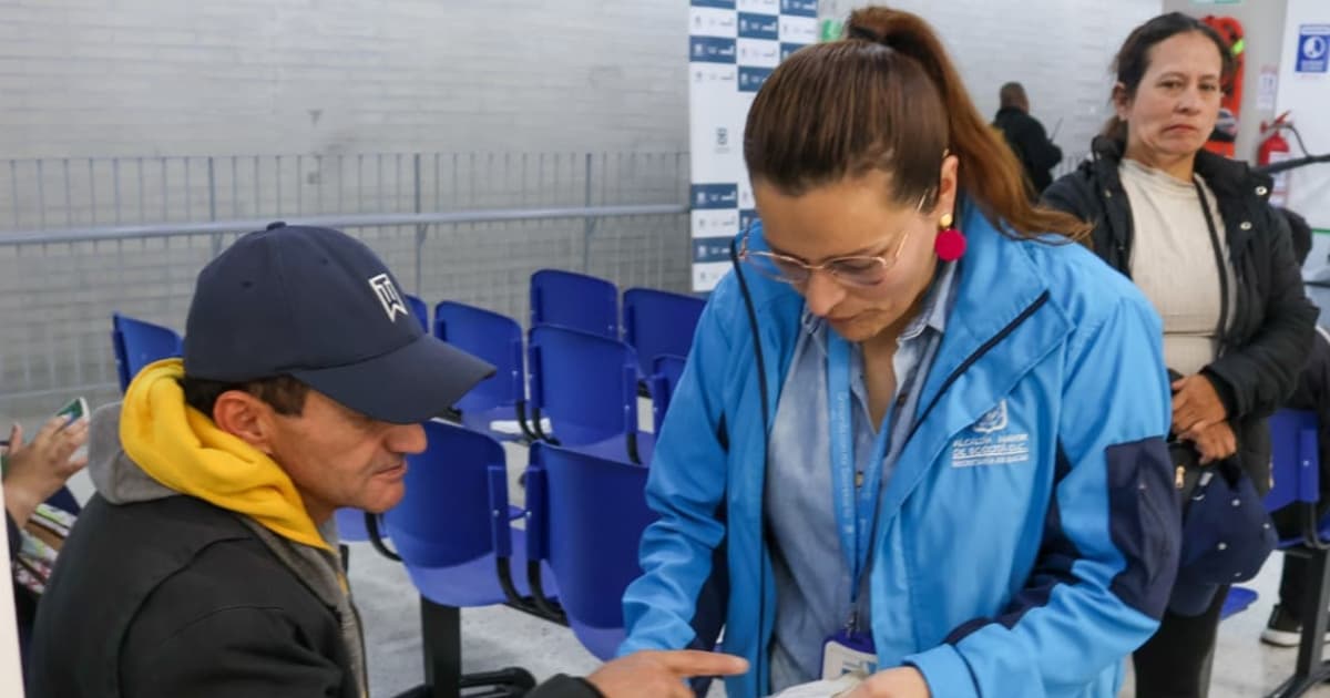 Persona de salud orientando a un paciente.