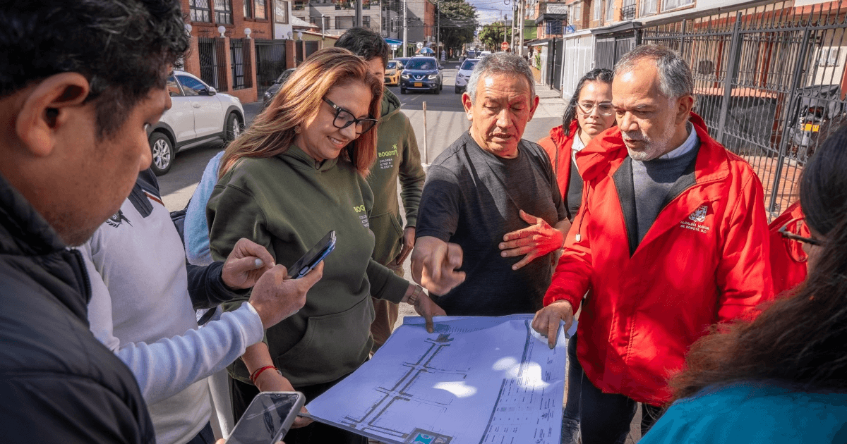 Personas hablando y revisando papeles 