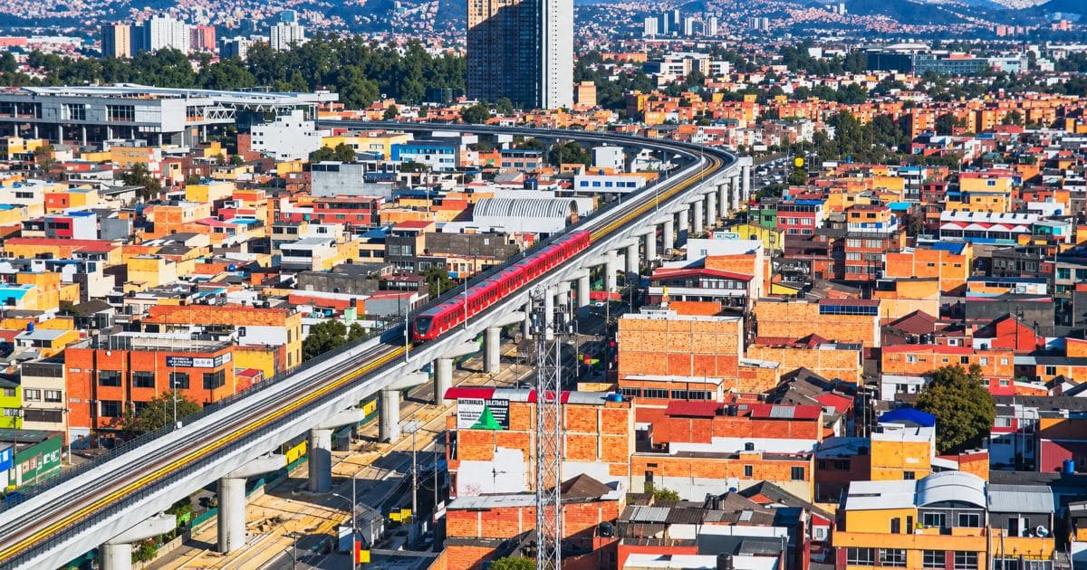 Foto de frente de obra del Metro 