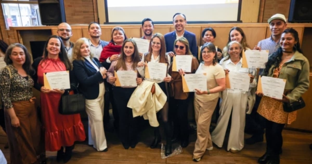 Foto de una de las jornadas de graduación de ciudadanos en capacitación en Auditorías Visibles para ejercer de control social en Bogotá.
