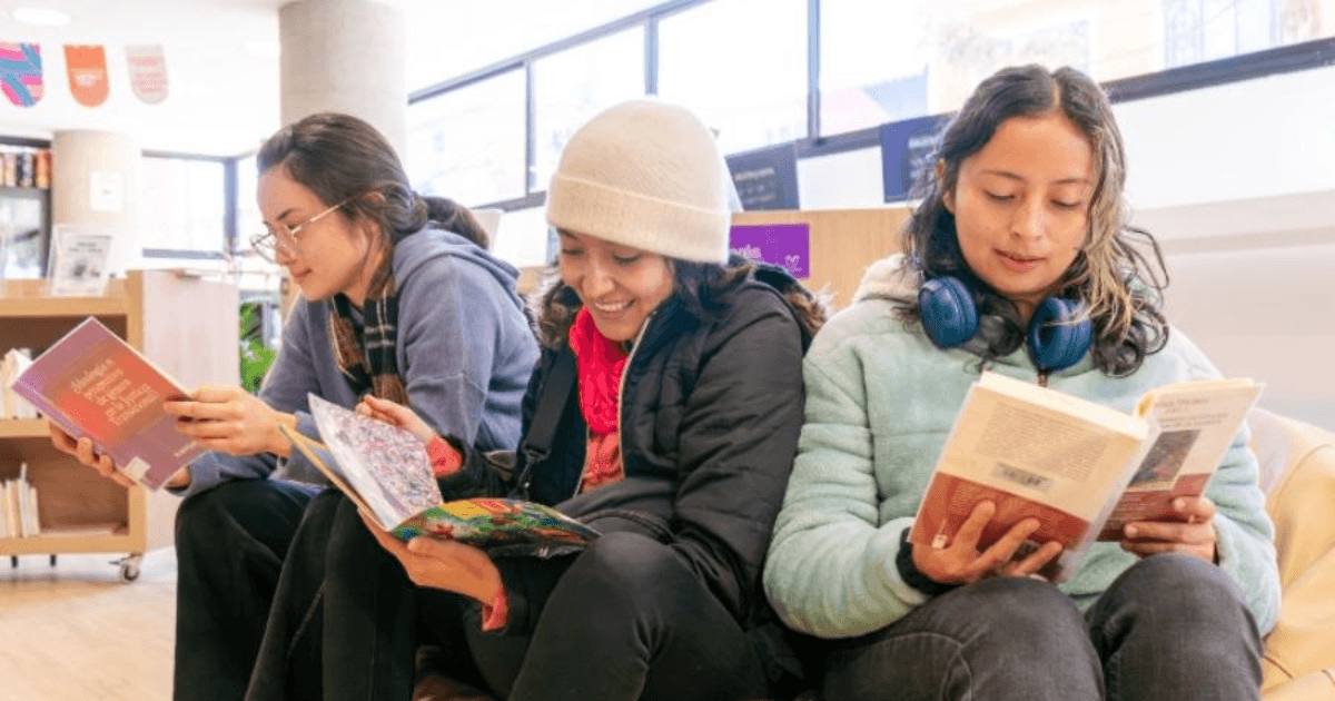 Imagen de 3 mujeres leyendo libros en bibliotecas públicas de Bogotá