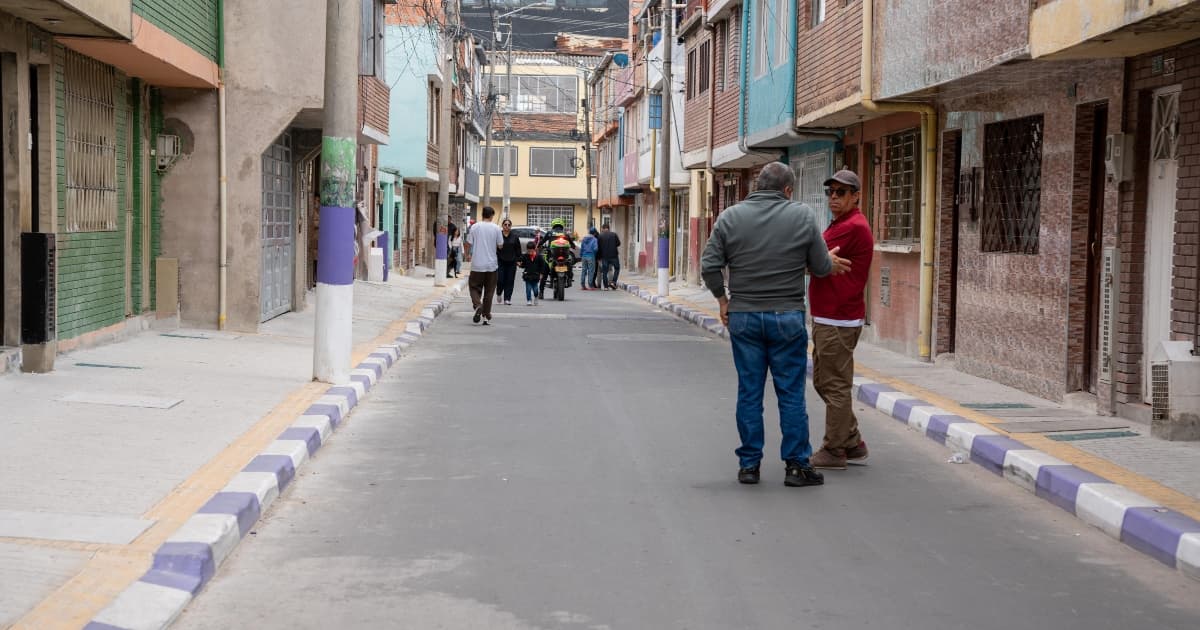 Foto de la entrega de segmentos viales recuperados en la localidad de Kennedy, al suroccudente de Bogotá.